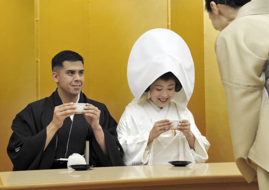 Jonathan Madrid and Nao Sasaki rehearse drinking nuptial cherry blossom tea together before their wedding ceremony at Meiji Jingu Shrine in Tokyo on Saturday.