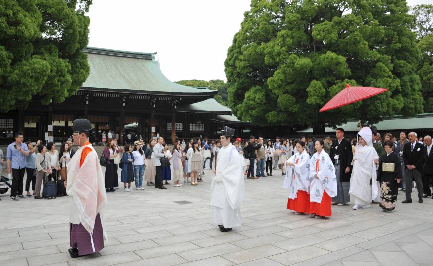 Onlookers observe the wedding procession of Jonathan Madrid and Nao Sasaki at Meiji Jingu in Tokyo on Saturday.