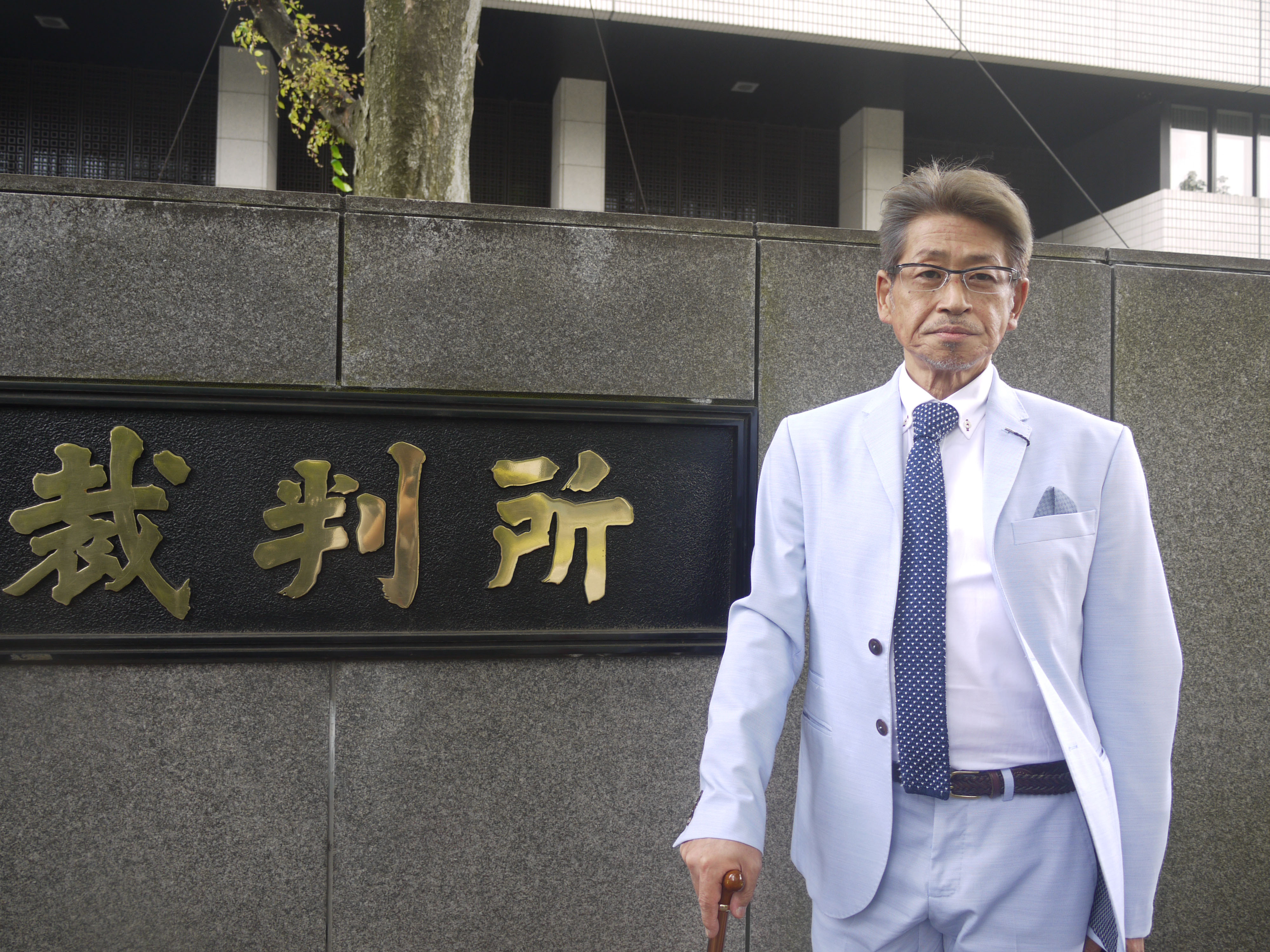 Masamitsu Yamamoto, a terminal cancer patient, leaves a Tokyo court building on June 6. | TOMOKO OTAKE