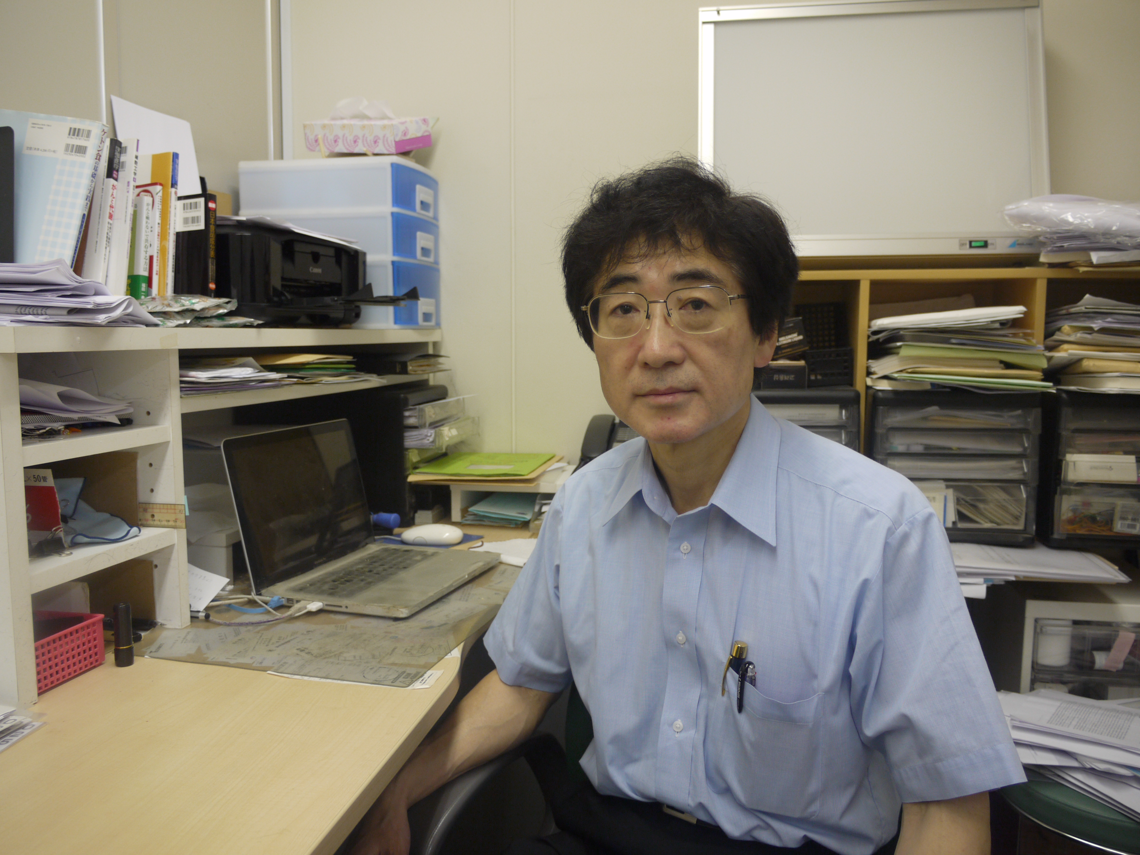 Kazunori Fukuda, who runs a kampo Chinese herbal remedy clinic for cancer patients in Tokyo, calls for lifting of the current ban on the medical use of marijuana. | TOMOKO OTAKE