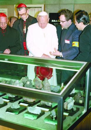 Inspirational visit: Pope John Paul II looks at an exhibit at the Hiroshima Peace Park Atomic Bomb Museum on Feb. 25, 1981. | KYODO