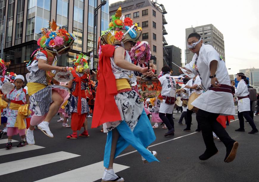 For the real Aomori Nebuta Matsuri, visitors can rent costumes and join the fun.