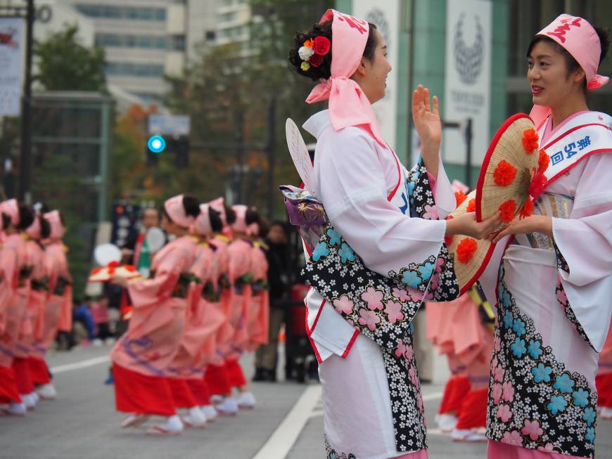 Performers of the Yamagata Hanagasa share a moment.