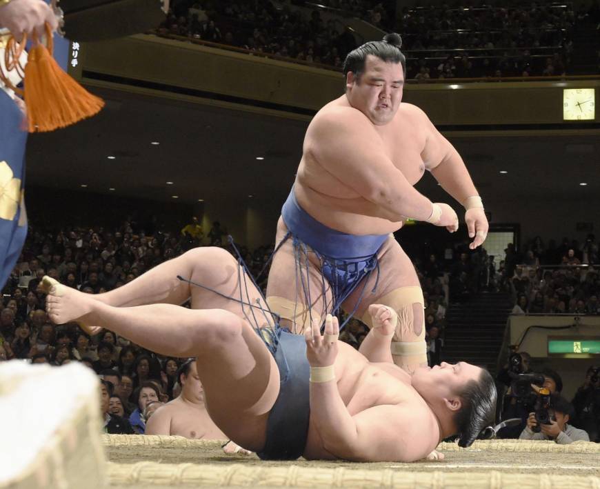 Kotoshogiku throws down Goeido during their match on Jan. 24.