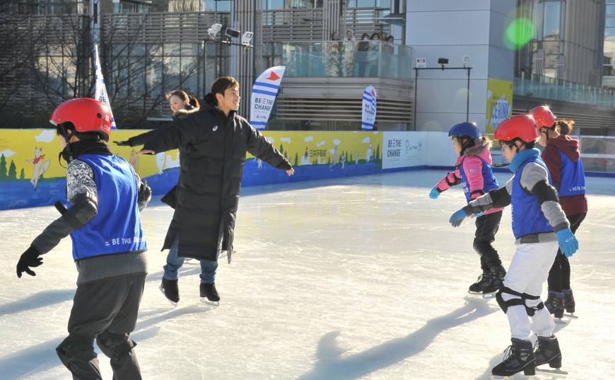 Professional figure skater Nobunari Oda coaches children at Mitsui Fudosan Ice Rink during a special event Thursday at Tokyo Midtown in the Roppongi district.