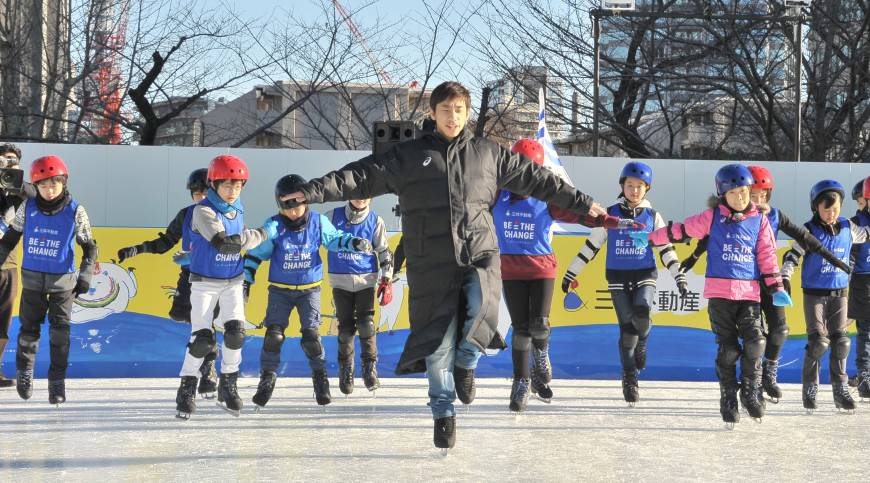 Professional figure skater Nobunari Oda coaches children at Mitsui Fudosan Ice Rink during a special event Thursday at Tokyo Midtown in the Roppongi district.