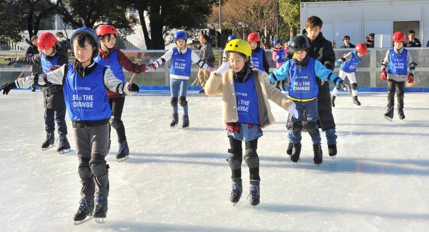 Professional figure skater Nobunari Oda coaches children at Mitsui Fudosan Ice Rink during a special event Thursday at Tokyo Midtown in the Roppongi district.