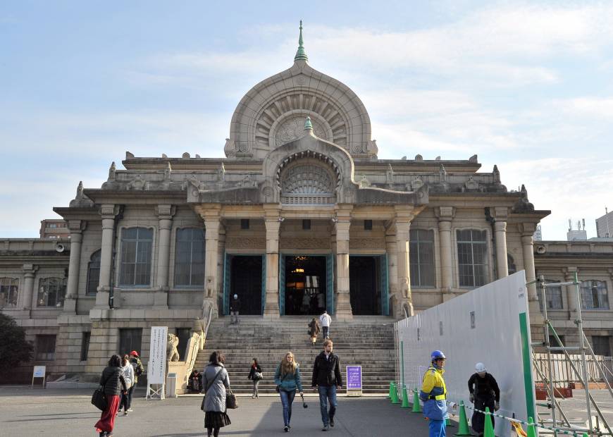 Tsukiji Honganji Temple, a Buddhist temple in Tsukiji built most recently in 1934, features a unique stone exterior combining Buddhist, Hindu and Islamic architecture.