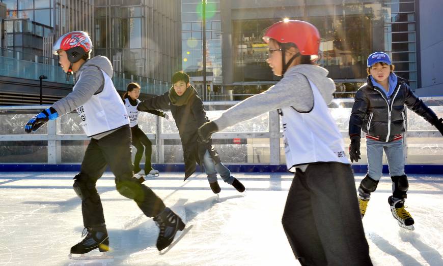 Professional figure skater Nobunari Oda coaches children at Mitsui Fudosan Ice Rink during a special event Thursday at Tokyo Midtown in the Roppongi district.