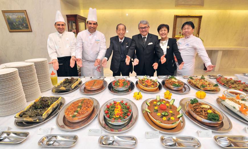 From left: Turkish Embassy chef Ahmet Yenidogdu; Ibrahim Onen, a visiting chef from Turkey; Japan-Turkey Society President Hiroshi Sawada; Turkish Ambassador Ahmet Bulent Meric and his wife Kumiko; and Al che-cciano restaurant owner-chef Masayuki Okuda present dishes at 