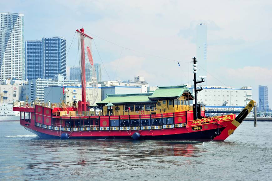 The Atakemaru leaves Harumi Pier in Tokyo Bay. Cruises with various service options and time schedules are available.