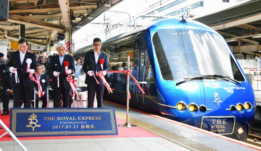 The Royal Express, leaves JR Yokohama Station on Friday morning. Jointly operated by Izukyu Co. and Tokyu Corp., the new luxury train will offer passengers scenic views of the Izu Peninsula and Sagami Bay during their journey.