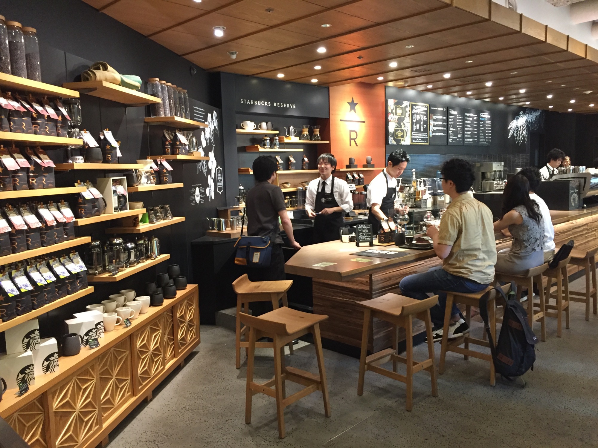 Starbucks Coffee Japan Ltd.'s outlet near JR Meguro Station features a specially designed interior inspired by traditional Japanese architecture. | SHUSUKE MURAI