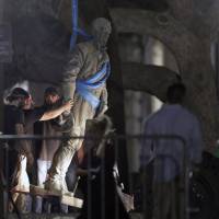 A statue of Robert E. Lee is removed from the University of Texas campus in Austin early Monday. | AP