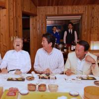 Prime Minister Shinzo Abe smiles as he dines with former prime ministers (from left) Junichiro Koizumi, Yoshiro Mori and Taro Aso at Nippon Foundation Chairman Yohei Sasakawa\'s villa in Narusawa, Yamanashi Prefecture. Sasakawa posted the picture to his blog on Wednesday. | YOSHIAKI MIURA