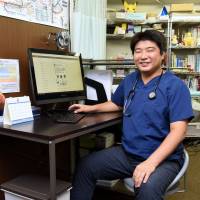 Dr. Kensuke Igarashi, who operates Ochanomizu Naika clinic in Tokyo, speaks in an interview on Aug. 18. | SATOKO KAWASAKI