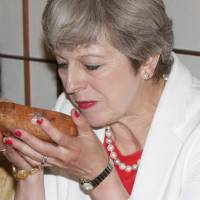 British Prime Minister Theresa May takes part in a tea ceremony with Prime Minister Shinzo Abe at Omotesenke school’s Fushinan teahouse in Kyoto on Wednesday.  |  POOL / AFP-JIJI