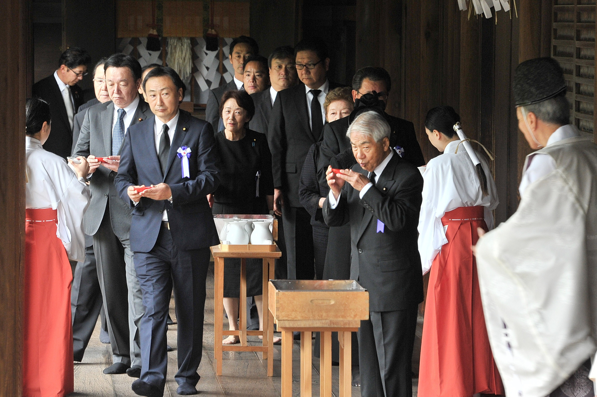 Lawmakers visit the war-linked Yasukuni Shrine in Tokyo on Tuesday, the 72nd anniversary of Japan's surrender in World War II. | YOSHIAKI MIURA