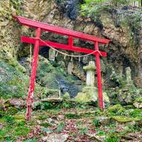 The right path: The Kotoku Fudo Shrine on the way to the sanctum of Rishu Sennin on Mount Horaiji in Aichi Prefecture. | ALON ADIKA
