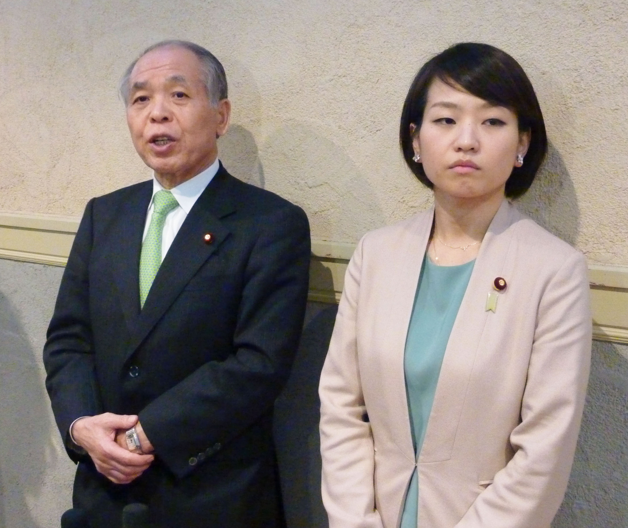 Trolled: After announcing her pregnancy on July 12, the blog of Lower House Hokkaido lawmaker Takako Suzuki &#8212; pictured here with her father, Muneo &#8212; received comments to the effect that she couldn't be a lawmaker and a mother at the same time. | KYODO