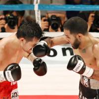 Challenger Luis Nery (right) punches WBC bantamweight champion Shinsuke Yamanaka in the fourth round of Tuesday\'s title fight in Kyoto. | KYODO