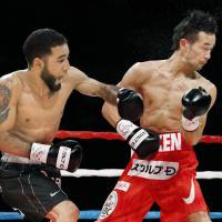 Luis Nery (left) defeated Shinsuke Yamanaka in their WBC bantamweight title bout on Aug. 15 match in Kyoto. | KYODO
