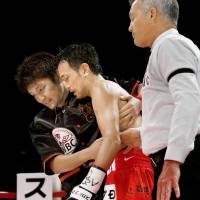 Shinsuke Yamanaka (center) suffered the first loss of his pro career on Tuesday. He fell to 27-1. | KYODO
