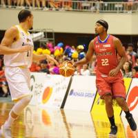 Veteran forward Reggie Warren, seen in action last season for the Kumamoto Volters, brings his well-rounded game to the Kagawa Five Arrows. | B. LEAGUE