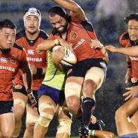 Toshiba\'s Michael Leitch carries the ball during Saturday\'s match against NEC in the Top League at Prince Chichibu Memorial Rugby Ground. The Brave Lupus won 20-0. | KYODO