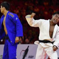 Soichi Hashimoto exults after his victory over Azerbaijan\'s Rustam Orujov in the 73-kg final at the World Judo Championships on Wednesday. | AP