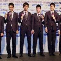 (From left) race walkers Kai Kobayashi and Hirooki Arai and Japan\'s 4x100-meter relay members Kenji Fujimitsu, Yoshihide Kiryu, Shota Iizuka and Shuhei Tada pose for photos at Haneda airport on Tuesday with the medals they claimed  at the IAAF World Athletics Championships in London. | KAZ NAGATSUKA