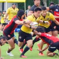 Kosei Ono of the Suntory Sungoliath runs against the Toshiba Brave Lupus during their practice match last week in Tokyo. The Top League\'s new season  starts on Friday. | KYODO