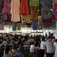 People shopping at the 2016 Malaysia Makan Fest in Yokohama. | MALAYSIA GOHAN KAI