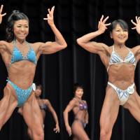 Ayako Kuno (left) takes part in the Japan Open women\'s competition at Sunpian Kawasaki. | YOSHIAKI MIURA