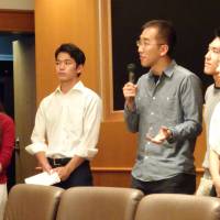 Keio and Stanford university students give a presentation Saturday at Keio University in Tokyo\'s Minato Ward. | DAISUKE KIKUCHI