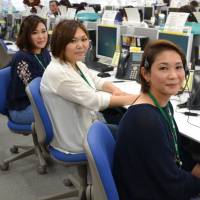 Bus tour guides work at Relia Inc.\'s call center in Naha\'s Omoromachi district during their company\'s off-season. | OKINAWA TIMES