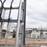 An operational error at this JR East power substation in Warabi, Saitama Prefecture, caused a power outage, which subsequently disrupted train services in Tokyo on Tuesday. | KYODO