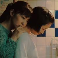 Close relations: Yuki Saito and Suzu Hirose play the wife and daughter of the murder victim in \"The Third Murder.\" | &#169; 2017 FUJI TELEVISION NETWORK/AMUSE INC./GAGA CORPORATION ALL RIGHTS RESERVED.