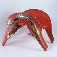 A red lacquered saddle bearing the design of a centipede in the maki-e style (17th century); on display Sept. 9-Oct. 4 | OSAKA CASTLE MUSEUM