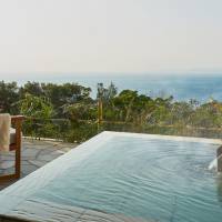 Creative open-air bath Subaru that overlooks the horizon of the Pacific Ocean. | MELANIE MARCHANT MESCHERY