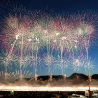Colorful sky: About 18,000 fireworks shot into the sky at Omagari fireworks in Daisen, Akita Prefecture. | KYODO