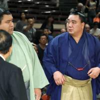 Yokozuna Harumafuji (right) is aiming to win his ninth Emperor\'s Cup at the Autumn Grand Sumo Tournament, which starts on Sunday. | KYODO