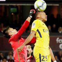 Metz goalkeeper Eiji Kawashima (left) yielded five goals in a lopsided loss to Paris Saint-Germain in Ligue 1 on Friday. | KYODO