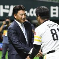 Tadahito Iguchi (left) will throw the first pitch when the White Sox play the Angels on Thursday. | KYODO