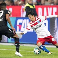 Tatsuya Ito controls the ball during Hamburg\'s Bundesliga game against Bayer Leverkusen on Sunday. | KYODO