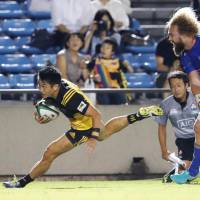 Takaaki Nakazuru scores a try in the 17th minute on Saturday in Suntory\'s 36-11 victory over NTT Communications at Prince Chichibu Memorial Rugby Ground. | KYODO