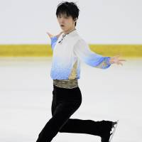 Yuzuru Hanyu competes in the short program at the Autumn Classic International in Montreal on Friday night. Hanyu set a world record with a score of 112.72 points. | KYODO