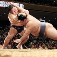 Takekaze overpowers Tokushoryu on Thursday, sending him crashing to the ground at the Autumn Grand Sumo Tournament. | KYODO