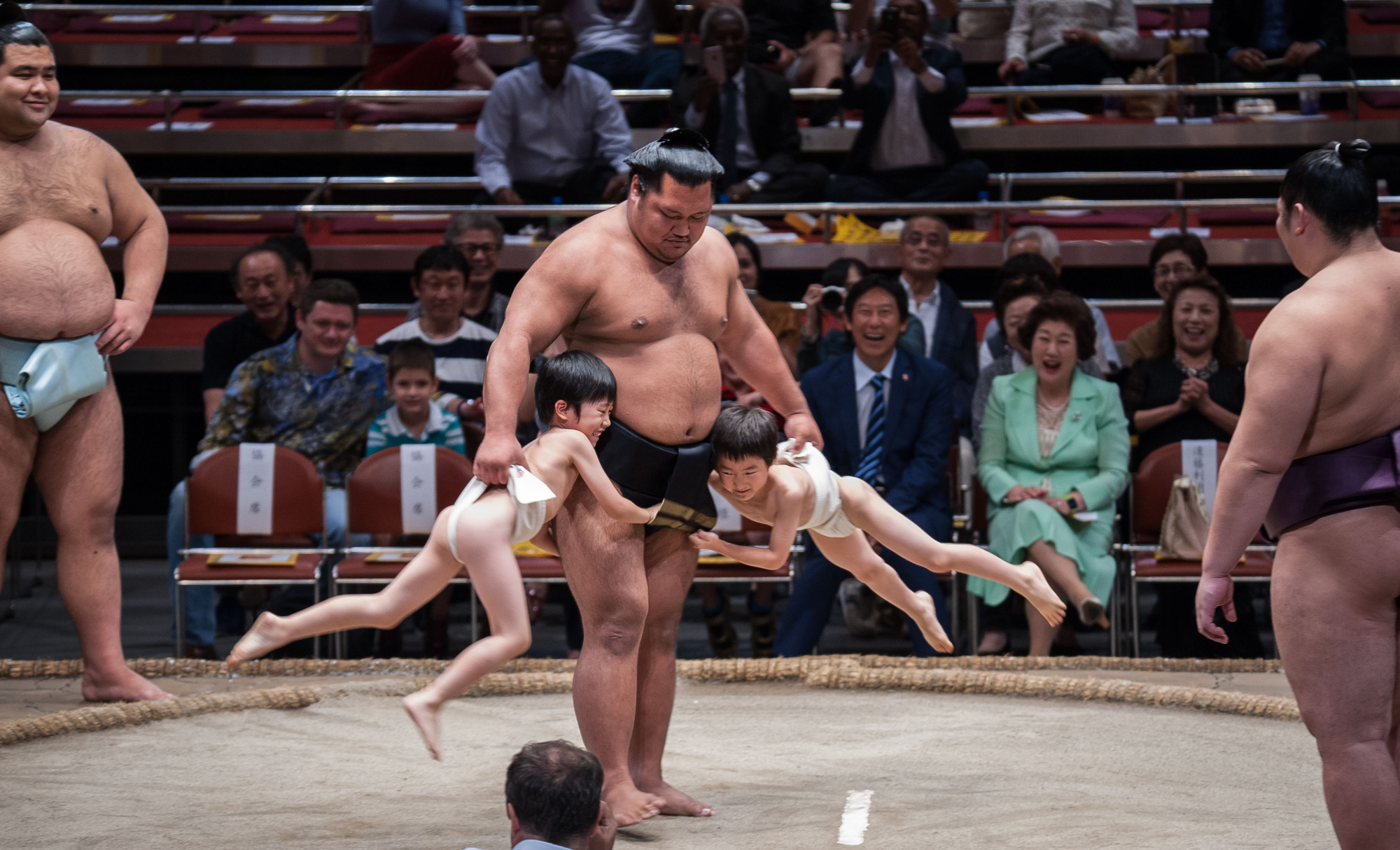 Shohozan grapples with children at the 2016 Ozumo Beyond 2020 Basho on Oct. 4, 2016. | JOHN GUNNING