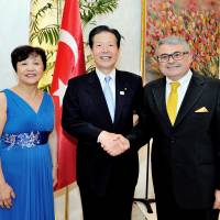 Turkish Ambassador Ahmet Bulent Meric (right) and his wife, Kumiko, pose for a photo with Komeito leader Natsuo Yamaguchi during a farewell reception at the ambassador\'s residence on Sept. 8. | YOSHIAKI MIURA